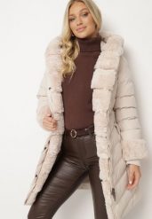 Jasnobeżowa Pikowana Kurtka Zimowa z Paskiem i Futerkowymi Obszyciami z Możliwością Odpięcia Hedirra. Brązowe kurtki damskie Born2be, na zimę, l, bez wzorów, z futra, bez kaptura. Za 179.99 zł.