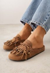 Jasnobrązowe Klapki VICES Typu Mule z Koralikami Frędzlami i Kokardą Dioleora. Brązowe klapki damskie Born2be, z aplikacjami, bez obcasa, na płaskiej podeszwie, bez zapięcia. Za 119.99 zł.