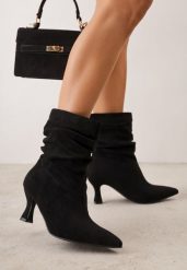 Czarne Botki na Klepsydrowej Szpilce Typu Slouchy Emmanuella. Czarne botki damskie Renee, prążkowane, ze szpiczastym noskiem, bez obcasa, na obcasie, bez zapięcia. Za 159.99 zł.