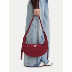 Torebka Guess Jeans. Czerwone torebki klasyczne damskie Guess Jeans, z jeansu, bez dodatków. Za 169.99 zł.