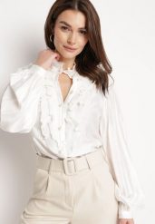 Biała Koszula Retro z Falbankami i Perełkami Przy Dekolcie i Guzikach Nimue. Białe koszule damskie Born2be, m, bez wzorów, retro, bez kołnierzyka, bez ramiączek. Za 139.99 zł.