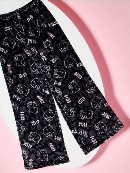 Spodnie polarowe od piżamy Hello Kitty - czarny. Czarne piżamy damskie Sinsay, bez wzorów, z polaru, bez ramiączek. Za 29.99 zł.