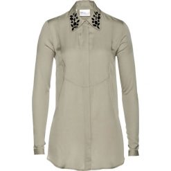 Długa bluzka z połyskującymi kamieniami bonprix khaki. Bluzki damskie marki Mohito. Za 129.99 zł.