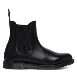Sztyblety Dr. Martens. Czarne botki damskie Dr Martens, bez obcasa, na płaskiej podeszwie, bez zapięcia. Za 849.99 zł.