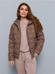 Pikowana kurtka puffer z kapturem i ściągaczami - fioletowy. Fioletowe kurtki damskie Sinsay, l, bez wzorów, z kapturem. Za 69.99 zł.