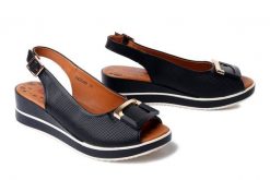 Artiker Relaks 58C0086 Czarny, sandały damskie. Czarne sandały damskie Artiker Relaks, bez wzorów, ze skóry, bez obcasa, na koturnie, bez zapięcia. Za 219.90 zł.