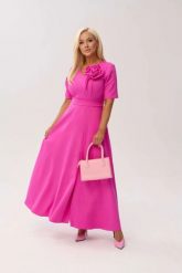 Sukienka MAXI Mirabella w odcieniu intensywnego różu z odpinanym kwiatem i kokardą OVERSIZE PLUS SIZE XXL WIOSNA LATO. Czerwone sukienki damskie Moda Size Plus Iwanek, bez wzorów, z elastanu, eleganckie, bez ramiączek. Za 489.90 zł.
