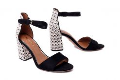 TAMARIS 1-28356-42 0D8 black comb, sandały damskie. Czarne sandały damskie Tamaris, bez wzorów, z gumy, bez obcasa, bez zapięcia. Za 254.92 zł.