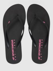 Japonki damskie 4F 4FRSS26FFLIF223. Czarne klapki damskie 4F, bez wzorów, z gumy, bez obcasa, bez zapięcia. Za 49.99 zł.