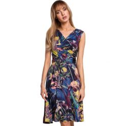 Sukienka w kwiaty rozkloszowana góra dopasowana kopertowa niebieska. Niebieskie sukienki damskie Sukienki.shop, bez wzorów, z dzianiny, eleganckie, bez ramiączek. Za 209.00 zł.