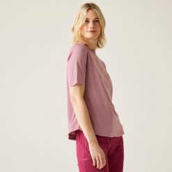 Koszulka turystyczna damska Botanna. Fioletowe bluzki damskie Regatta, bez wzorów, z tkaniny, casualowe, bez kołnierzyka, bez ramiączek. Za 140.00 zł.