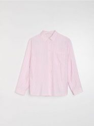 Koszula oversize w pionowe paski, z wiskozą - różowy. Czerwone koszule damskie Sinsay, l, bez wzorów, z wiskozy, sportowe, bez kołnierzyka, bez ramiączek. Za 39.99 zł.