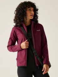 Regatta Kurtka softshellowa "Moutdale" w kolorze jagodowym rozmiar: 42. Czerwone kurtki sportowe damskie Regatta, bez wzorów, z materiału, bez kaptura. Za 122.09 zł.
