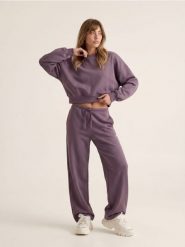 Krótka bluza crewneck - fioletowy. Fioletowe bluzy damskie Sinsay, l, bez wzorów, bez kaptura. Za 49.99 zł.