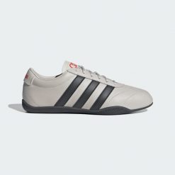 Buty Grand Court Lo Audi Revolut F1® Team. Białe obuwie sportowe damskie Adidas, bez zapięcia, na fitness i siłownię. Za 349.00 zł.