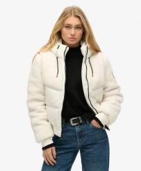 Superdry Everest Bomber Hybrid Jacket – Kurtka bomber damska z recyklingowanego. Białe kurtki damskie Superdry, uniwersalny, bez wzorów, z elastanu, bez kaptura. Za 535.00 zł.