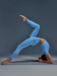 4F Legginsy treningowe bezszwowe damskie - niebieskie XS/S. Niebieskie legginsy sportowe damskie 4F, l, bez wzorów, z dzianiny, z podwyższonym stanem, na fitness i siłownię. W wyprzedaży za 119.99 zł.