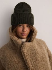 Czapka beanie z domieszką wełny - zielony. Zielone czapki damskie Reserved, bez wzorów, z wełny. W wyprzedaży za 39.99 zł.