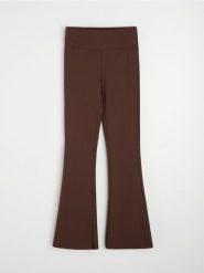 Prążkowane legginsy flare - brązowy. Brązowe legginsy damskie Sinsay, l, bez wzorów, prążkowane. Za 39.99 zł.
