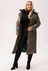 Pikowany płaszcz z kapturem Valentina w kolorze khaki - komfort i elegancja na chłodne dni PLUS SIZE XXL. Brązowe płaszcze damskie Moda Size Plus Iwanek, na zimę, plus size, bez wzorów, z materiału, z kapturem. W wyprzedaży za 379.90 zł.
