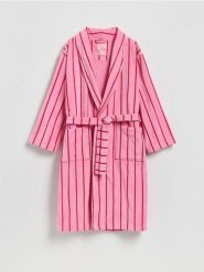 Szlafrok z paskiem - intensywny róż. Czerwone szlafroki damskie Reserved, bez wzorów, z bawełny, bez kaptura. Za 159.99 zł.