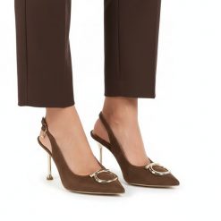 Czółenka damskie Chebello, cholewka ze skóry naturalnej welurowej z odkrytą piętą i smukłym noskiem ozdobione metaliczną klamrą osadzone na cienkim o. Brązowe czółenka damskie CheBello, z aplikacjami, ze skóry, bez obcasa, na szpilce. Za 539.00 zł.