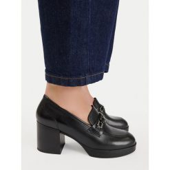 Półbuty Lasocki. Czarne czółenka damskie Lasocki, bez wzorów, bez obcasa, na obcasie, bez zapięcia. Za 249.99 zł.
