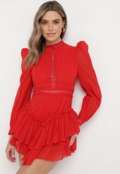Czerwona Rozkloszowana Sukienka Kombinezon Mini z Falbankami Gilha. Czerwone sukienki damskie Born2be, z aplikacjami, z koronki, bez ramiączek. W wyprzedaży za 152.99 zł.