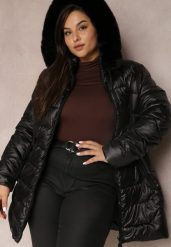 Czarna Kurtka Pikowana z Kapturem Sago. Czarne kurtki damskie Renee, plus size, bez wzorów, z futra, z kapturem. Za 159.99 zł.