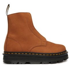 Botki Dr. Martens. Brązowe botki damskie Dr Martens, bez obcasa, na płaskiej podeszwie, bez zapięcia. Za 899.99 zł.