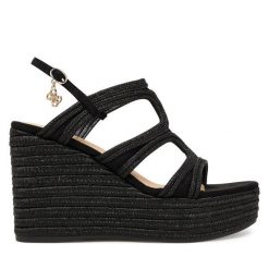 Sandały Guess. Czarne sandały damskie Guess, z aplikacjami, bez obcasa, na koturnie, bez zapięcia. Za 679.99 zł.