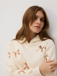 Bluza ze świątecznym motywem - złamana biel. Bluzy damskie Reserved, l, bez wzorów, z bawełny, bez kaptura. W wyprzedaży za 39.99 zł.