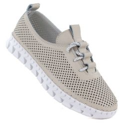 Skórzane półbuty damskie slip on ażurowe komfortowe beżowe Evento 8654. Brązowe półbuty damskie eVento, w ażurowe wzory, ze skóry, bez obcasa, bez zapięcia. Za 129.99 zł.