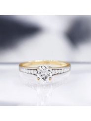 DIAMOND & CO Złoty pierścionek "Kriva" z diamentami i topazem rozmiar: 56. Żółte pierścionki damskie Diamond & Co, z diamentem, złote. Za 1,857.98 zł.