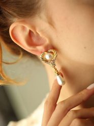 Pierres delicates Pozłacane kolczyki-wkrętki z perłami i cyrkoniami rozmiar: onesize. Białe kolczyki damskie Pierres delicates, z cyrkonią, pozłacane. Za 39.99 zł.