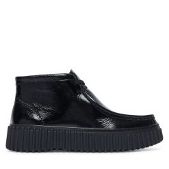 Trzewiki Clarks. Czarne botki damskie Clarks, bez obcasa, na płaskiej podeszwie, bez zapięcia. Za 519.99 zł.