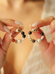 Pierres delicates Pozłacane kolczyki-wkrętki z perłami i agatami rozmiar: onesize. Białe kolczyki damskie Pierres delicates, z agatem, pozłacane. Za 52.99 zł.