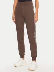 Guess Spodnie dresowe Britney V2YB15 KB3P2 Brązowy Regular Fit. Brązowe spodnie dresowe damskie Guess, xs, z aplikacjami, z bawełny. Za 429.99 zł.