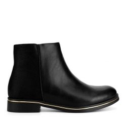 Botki Clara Barson. Czarne botki damskie Clara Barson, bez obcasa, na płaskiej podeszwie, bez zapięcia. Za 139.99 zł.
