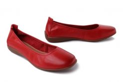 JOSEF SEIBEL 74801 133 400 Fenja 01 rot, baleriny, czółenka damskie. Czerwone balerinki damskie Josef Seibel, bez wzorów, ze skóry. Za 215.94 zł.