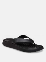 Crocs Japonki "Getaway" w kolorze czarnym rozmiar: 38/39. Czarne klapki damskie Crocs, bez wzorów, z otwartym noskiem, bez obcasa, bez zapięcia. Za 114.17 zł.