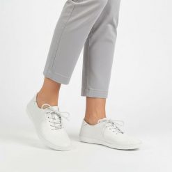 Półbuty damskie S.Barski, lekka konstrukcja perforowana cholewka sznurowanie elastyczna podeszwa miękkie wnętrze, białe, LR61-7079. Białe półbuty damskie S.BARSKI, na lato, bez wzorów, z jeansu, bez obcasa, na płaskiej podeszwie, bez zapięcia. Za 179.00 zł.