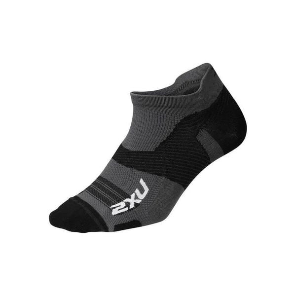 Niewidzialne skarpety 2XU Vectr Ultralight. Czarne skarpetki damskie 2XU, bez wzorów, z lycry. Za 150.50 zł.
