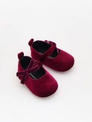 Welurowe baleriny - bordowy. Czerwone baleriny dziewczęce Reserved, bez wzorów, z weluru, bez obcasa, bez zapięcia. Za 49.99 zł.
