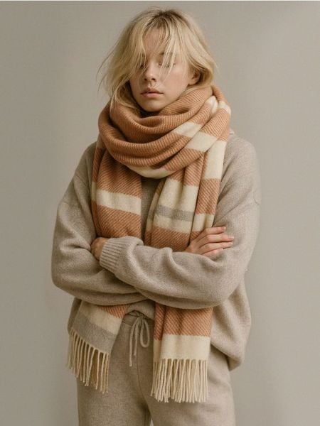 Szalik w stylu boho - wielobarwny. Szaliki damskie Sinsay, bez wzorów. Za 25.99 zł.