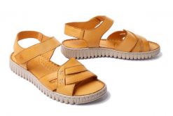 MANITU 910145-06 gelb, sandały damskie. Żółte sandały damskie Manitu, bez wzorów, ze skóry, bez obcasa, bez zapięcia. Za 227.92 zł.