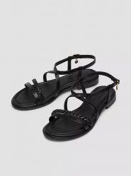 S.Oliver Sandały w kolorze czarnym rozmiar: 37. Czarne sandały damskie S.Oliver, bez wzorów, z otwartym noskiem, bez obcasa, bez zapięcia. Za 118.28 zł.