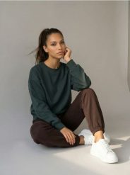 Spodnie dresowe jogger z napisem - brązowy. Brązowe spodnie sportowe damskie Sinsay, l, bez wzorów, z dresówki. Za 39.99 zł.