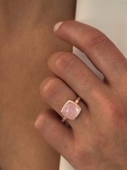 Les Petites Précieuses Pozłacany pierścionek z różowym kwarcem rozmiar: 58. Czerwone pierścionki damskie Les Petites Précieuses, z kwarcem, pozłacane. Za 198.10 zł.