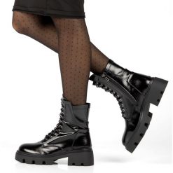 Stylowe Błyszczące Botki Filippo Black czarne. Czarne botki damskie na zimę, ze skóry ekologicznej, eleganckie, bez obcasa, na obcasie, bez zapięcia. W wyprzedaży za 114.38 zł.